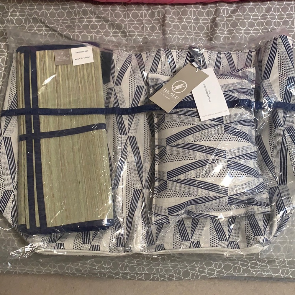 NWT Manaola Holokai Beach Tote Set w/pillow & beach mat. Bag zips shut.
